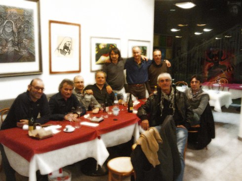 Gli Illuminati del Blues: da sx a dx Lorenzo Stevens, Riff, Jaypee, Picca, Tim, Francesco, Athos, Mixi e Suto 