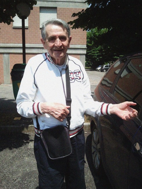 Brian Plays Air Guitar - foto di TT