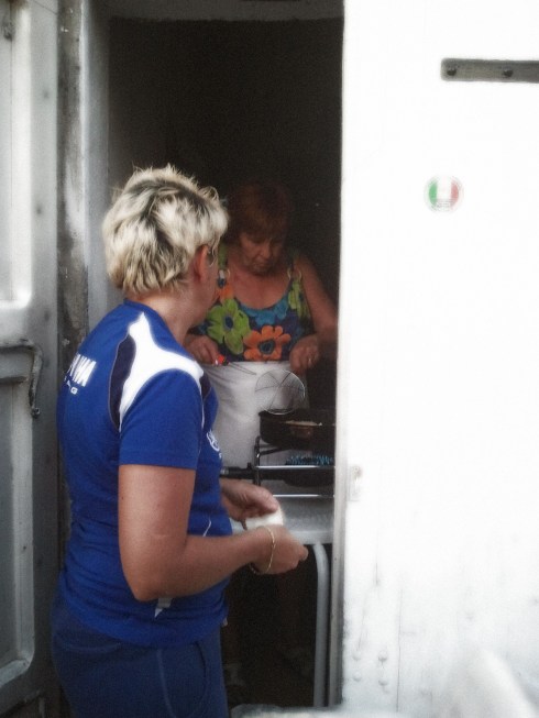 La groupie e la Lucy friggono il gnocco - foto di TT