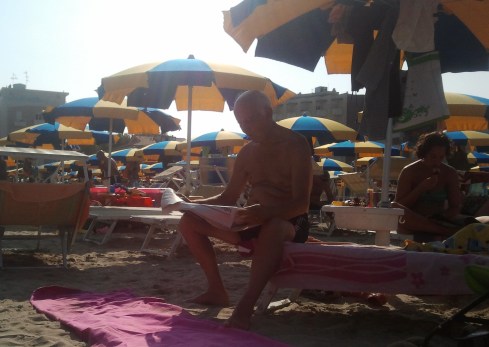 L'uomo che leggeva L'UNITA' - foto di TT