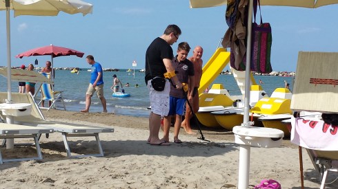 Due nessi col metal detector - foto di LST