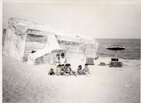 Lido di Pomposa (FE) fine anni sessanta - il Bunker dei tedeschi - Tim (primo a sinistra) e i suoi amici. In piedi (prima a sinistra) Lalli Tirelli.