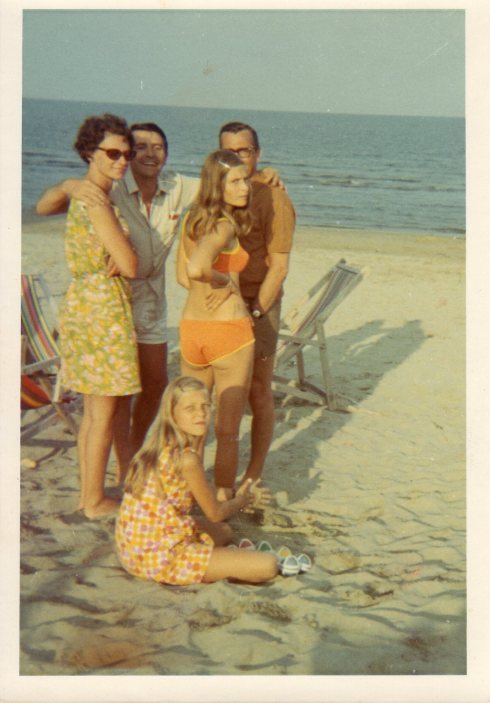 TEDESCHI A POMPOSA: Ursula (in basso) e in piedi da sx a dx sua madre, Brian, sua sorella, suo padre - Lido Di Pomposa inizio anni settanta