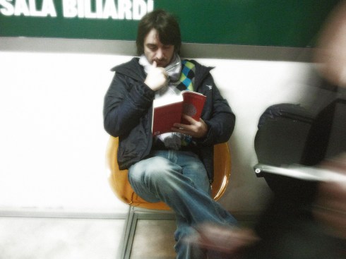 Tim Tirelli legge il libro sui King Crimson di Donato Zoppo - Foto della Momi.