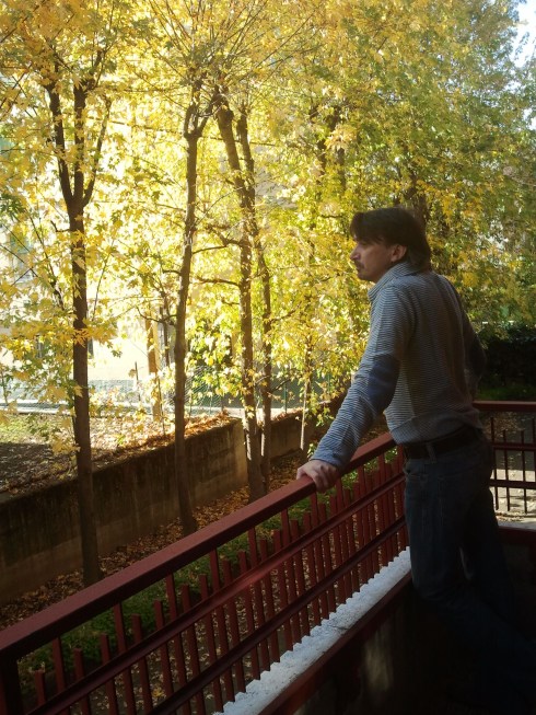 Tim Tirelli osserva gli aceri mentre pensa ai MOTT THE HOOPLE e agli ELP - Foto di Cassy