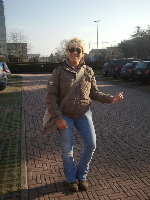 La groupie plays air bass - foto di TT