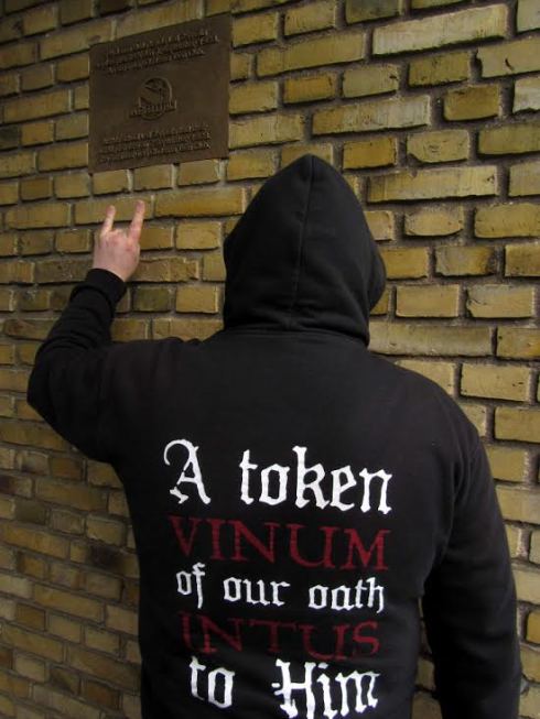 Rise rende omaggio alla targa ricordo della prima esibizione dei LED ZEPPELIN a Gladsaxe 7 settembre 1968