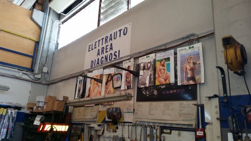 Autofficina con calendari di donne nude - Stonecity giugno 2014 (foto fi TT)