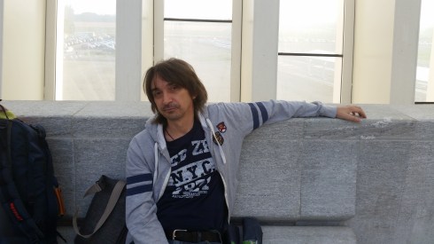 Tim - waiting on a train. Stazione Mediopadana AV (foto della groupie)