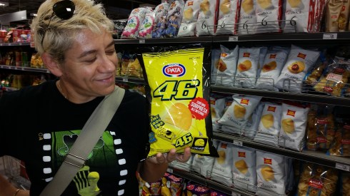 La groupie e le patatine di Valentino Rossi