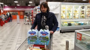 Uomo di Blues che fa la spesa alla Coop - foto di Saura T