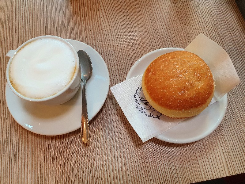 Krapfen e cappuccino al Cafe Des Antilles, Regium Lepidi - luglio 2022 - Foto TT