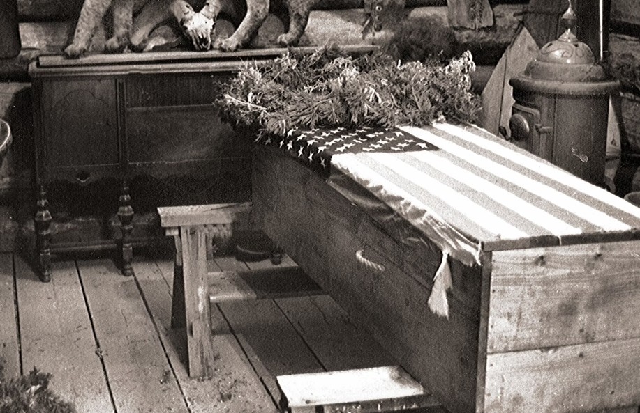 Cassa con i resti di John Johnston - 1974 - foto Dewy Vanderhoff